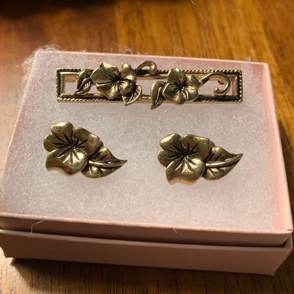 Avon Flower Earrings and Brooch Set